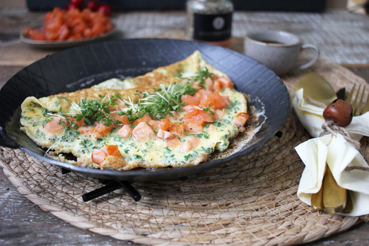 Omlett mit Räucherlachswürfeln