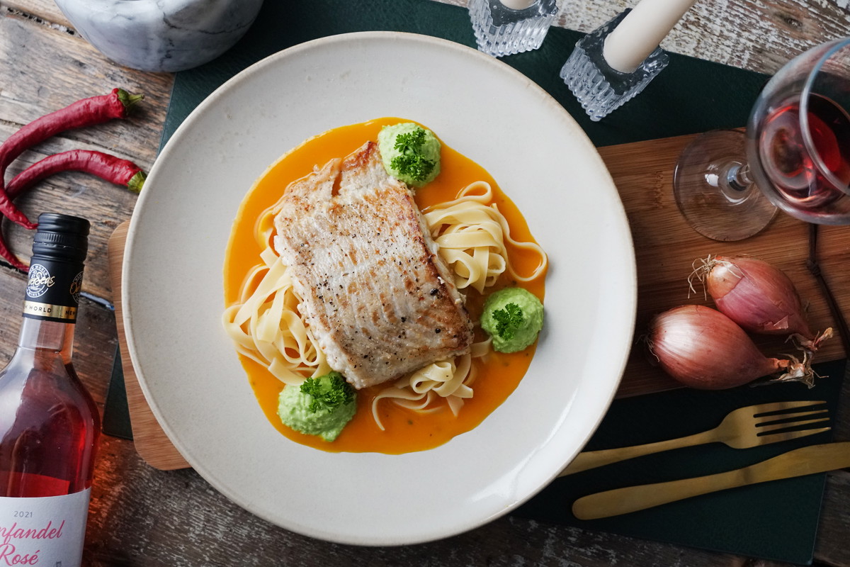 Seelachsfilet auf Kürbispasta