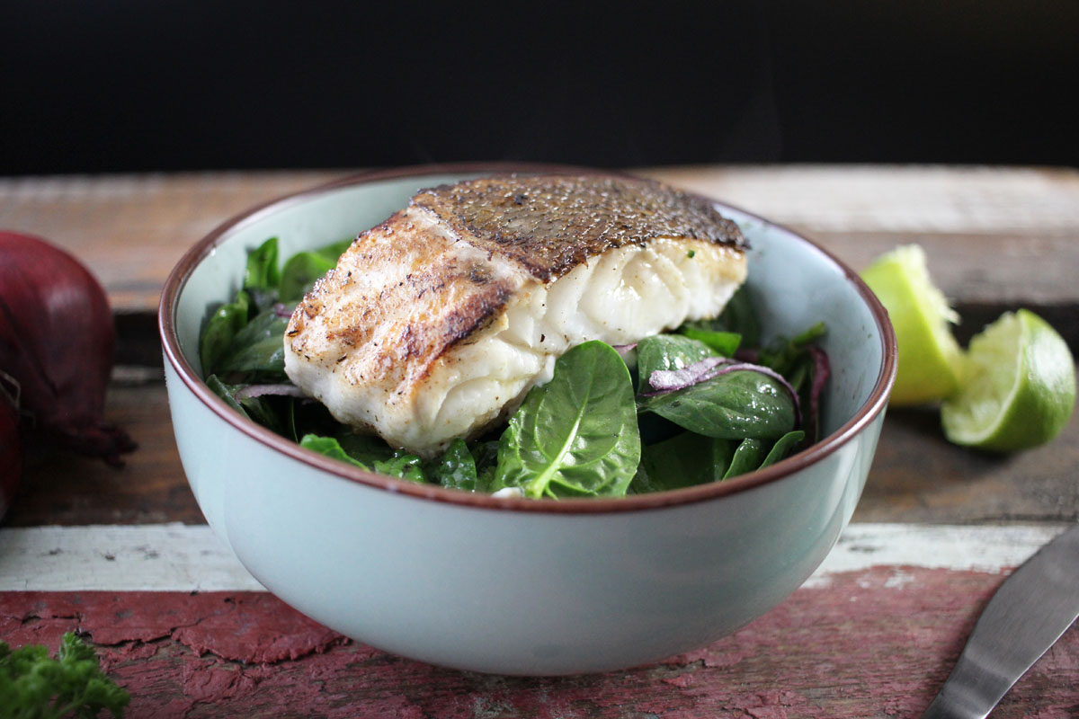 Rezept knuspriger Skrei auf frischem Salat