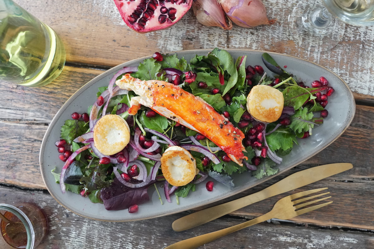 Koenigskrabbe auf Salat mit Granatapfeldressing