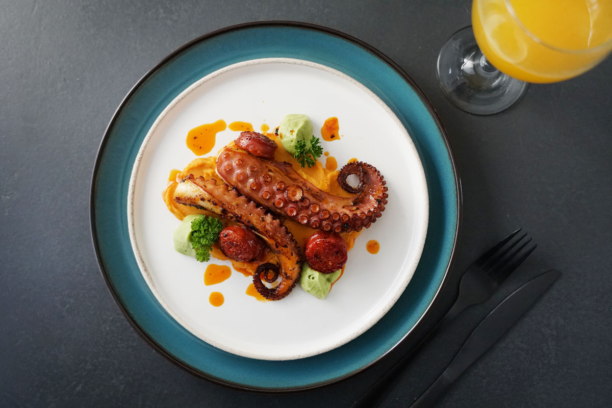 Oktopus auf Süßkartoffelpüree