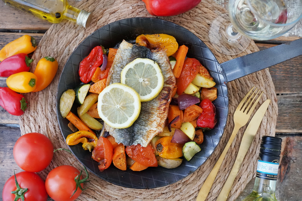 Heringsfilet auf Ofengemüse