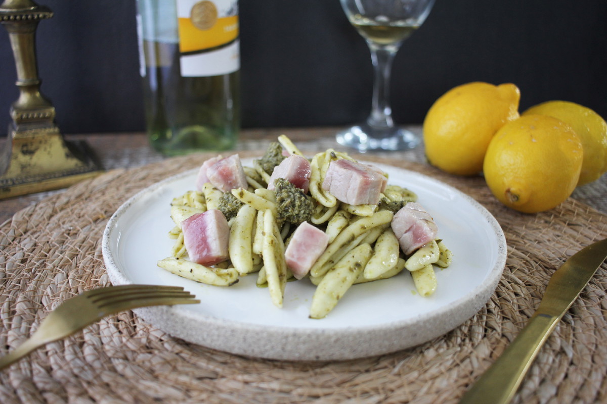Pesto Nudeln mit gebratenem Thunfisch