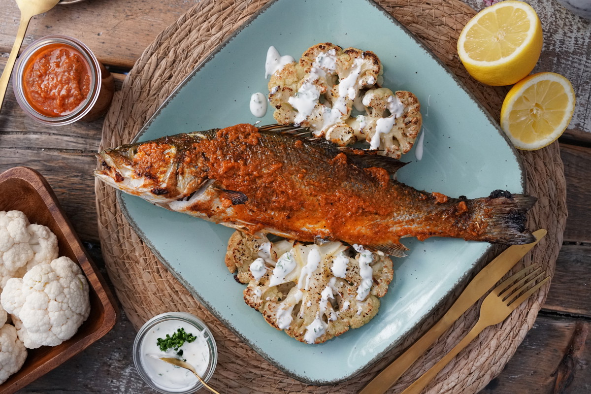 Gegrillter Wolfsbarsch mit Blumenkohl an Joghurtdip