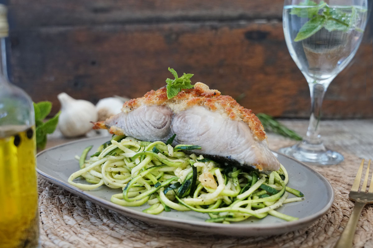 Mahi Mahi mit knusper Kruste auf Zucchininudeln