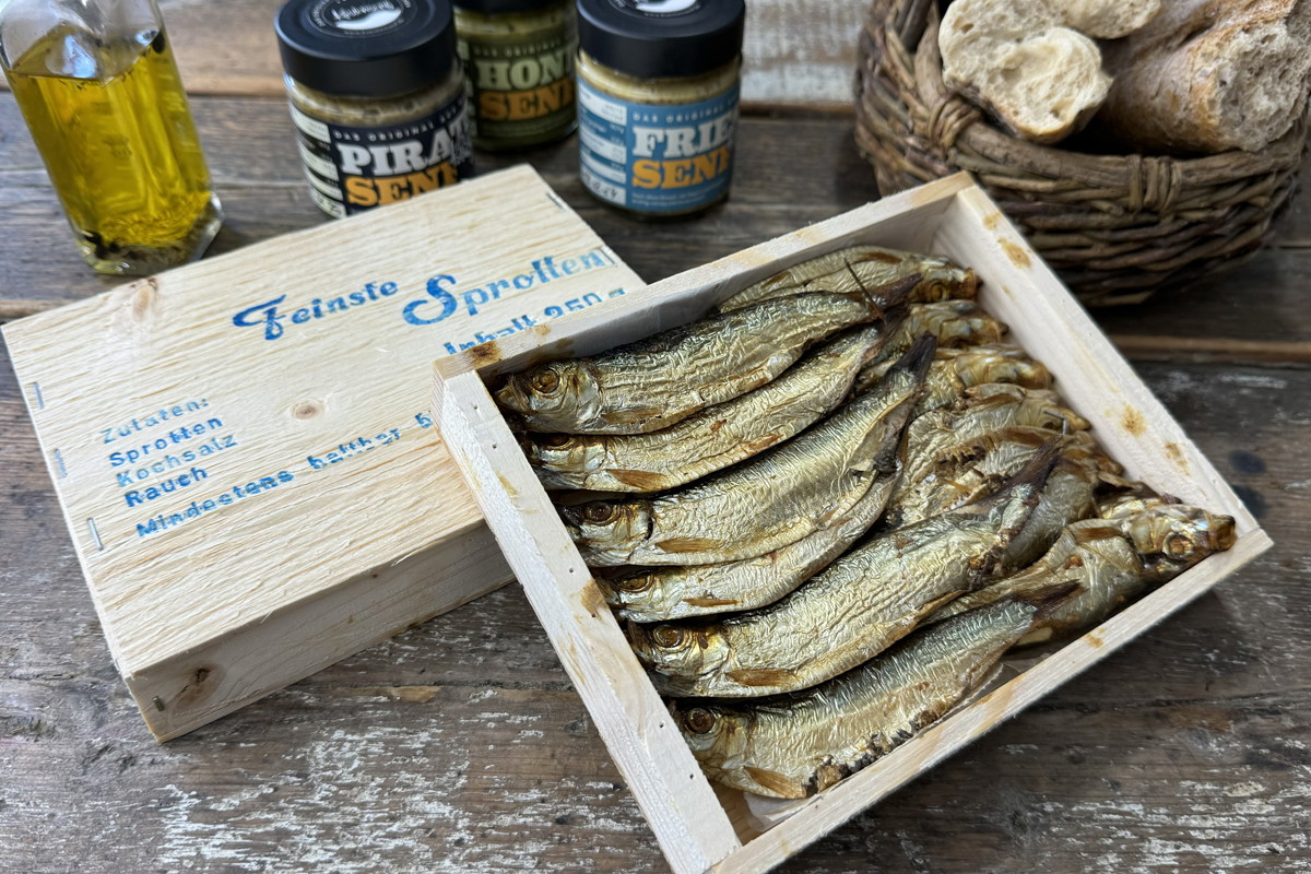 Sprotten geräuchert - in dekorativer Holzkiste