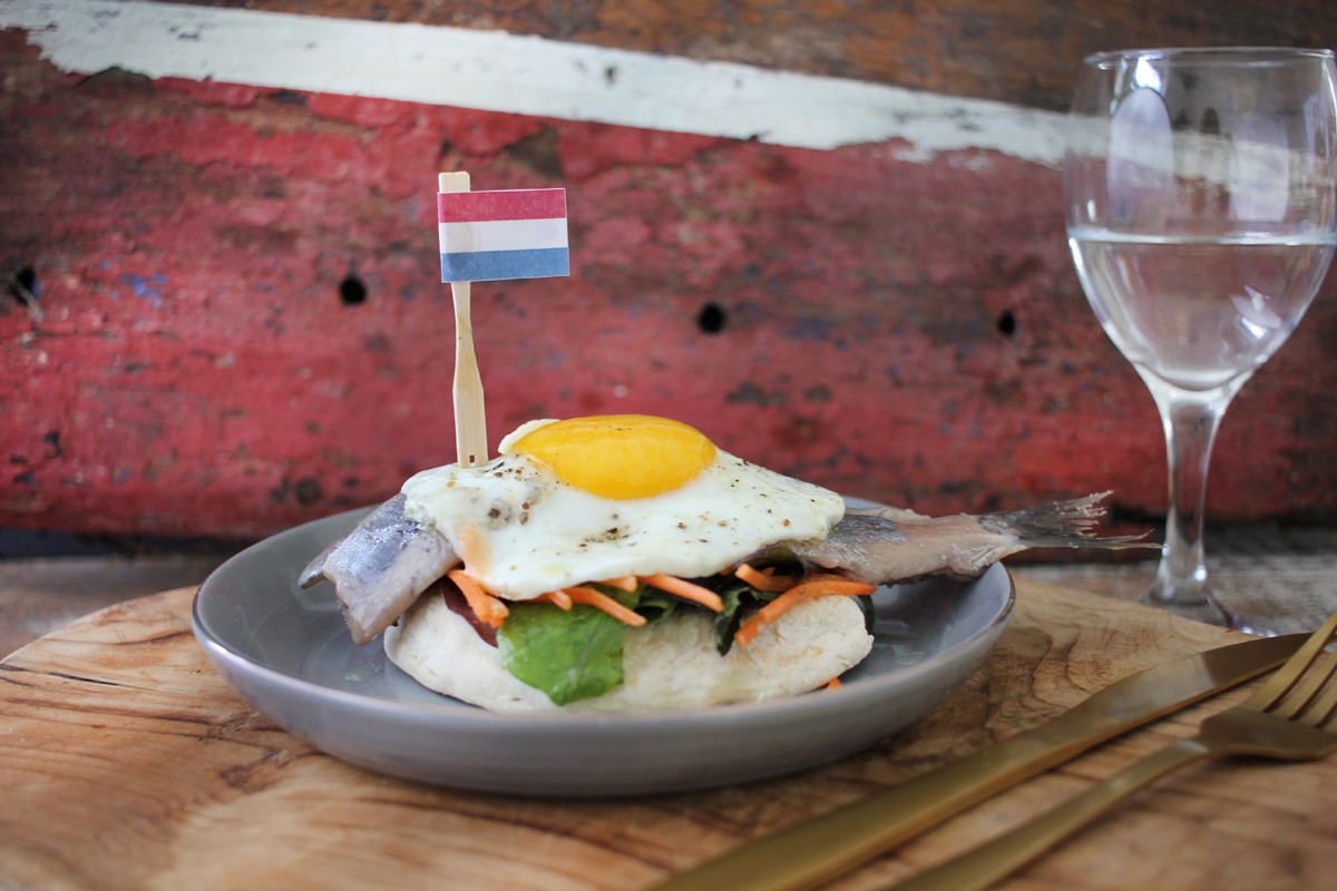 Matjes auf Pfannenbrot mit Spiegelei Rezept