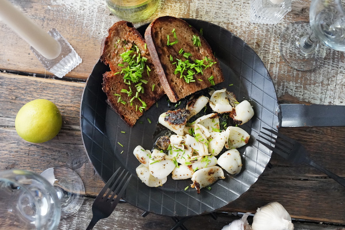 Tintenfischtuben in Knoblauchöl und Röstbrot Rezept