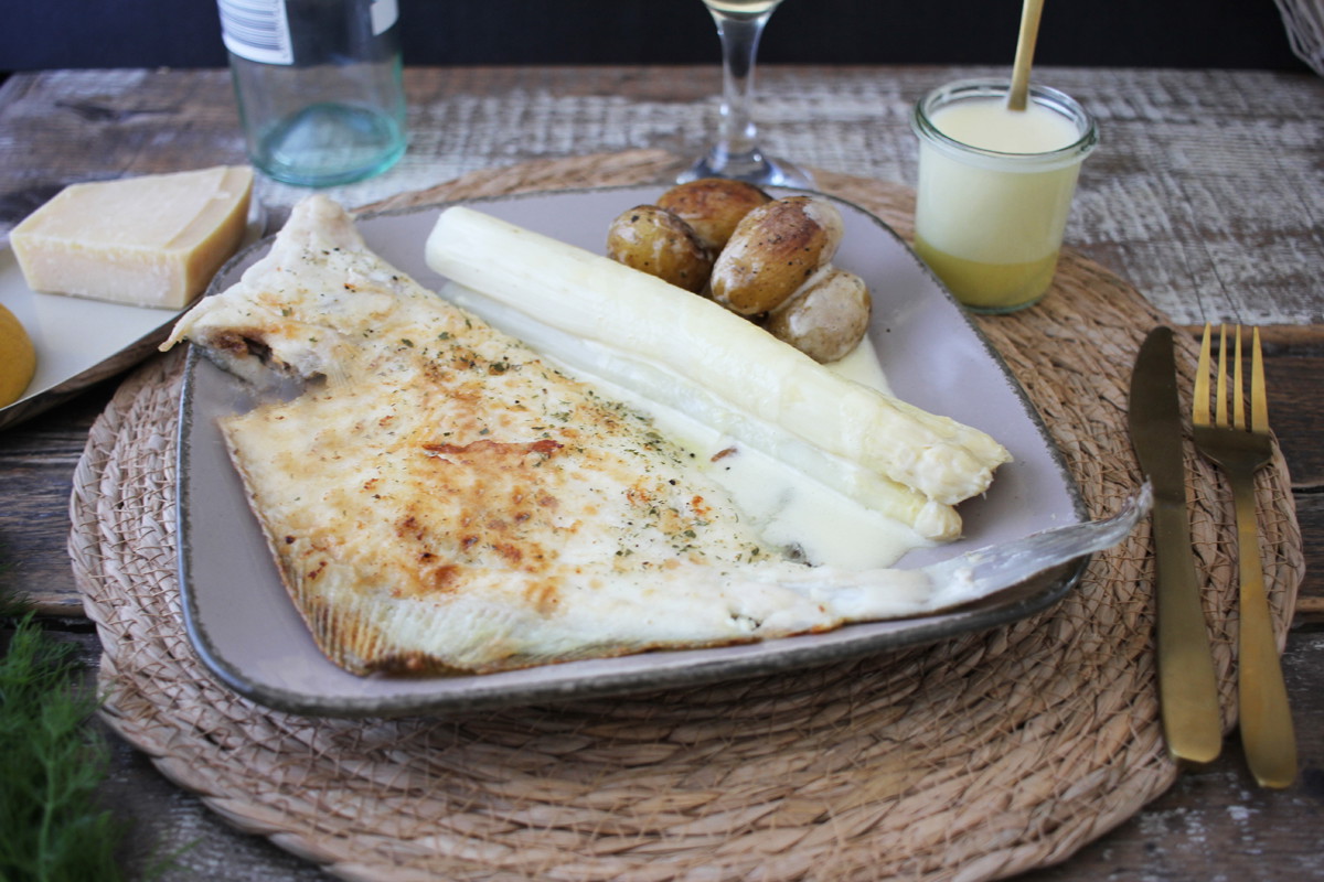 Scholle mit Spargel und Hollandaise
