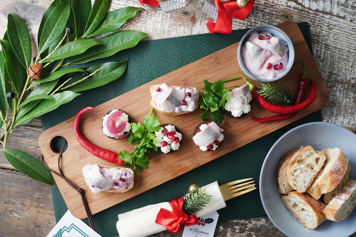 Fischplatte mit Feinkostsalaten